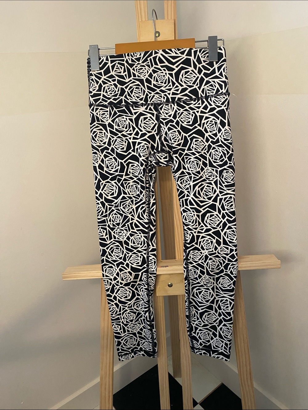 Lululemon Wunder Under Leggings Black White Geometric Rose Print Size 6 NWOT